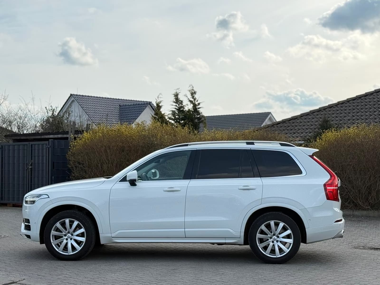 Volvo XC90 Momentum 2WD*LEDER*AMBIENTE*LED*GEPFLEGT